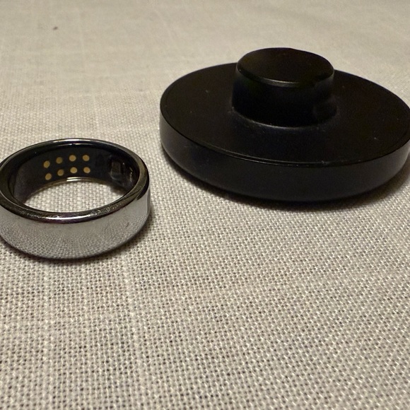 Oura Gen3 Silver Wearable Ring - Picture 2 of 5
